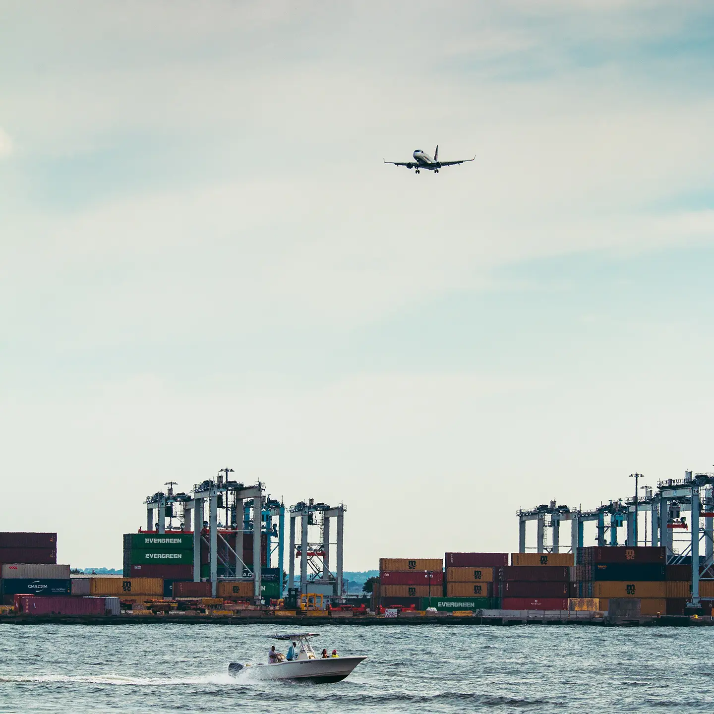 Avion cargo qui survol un port